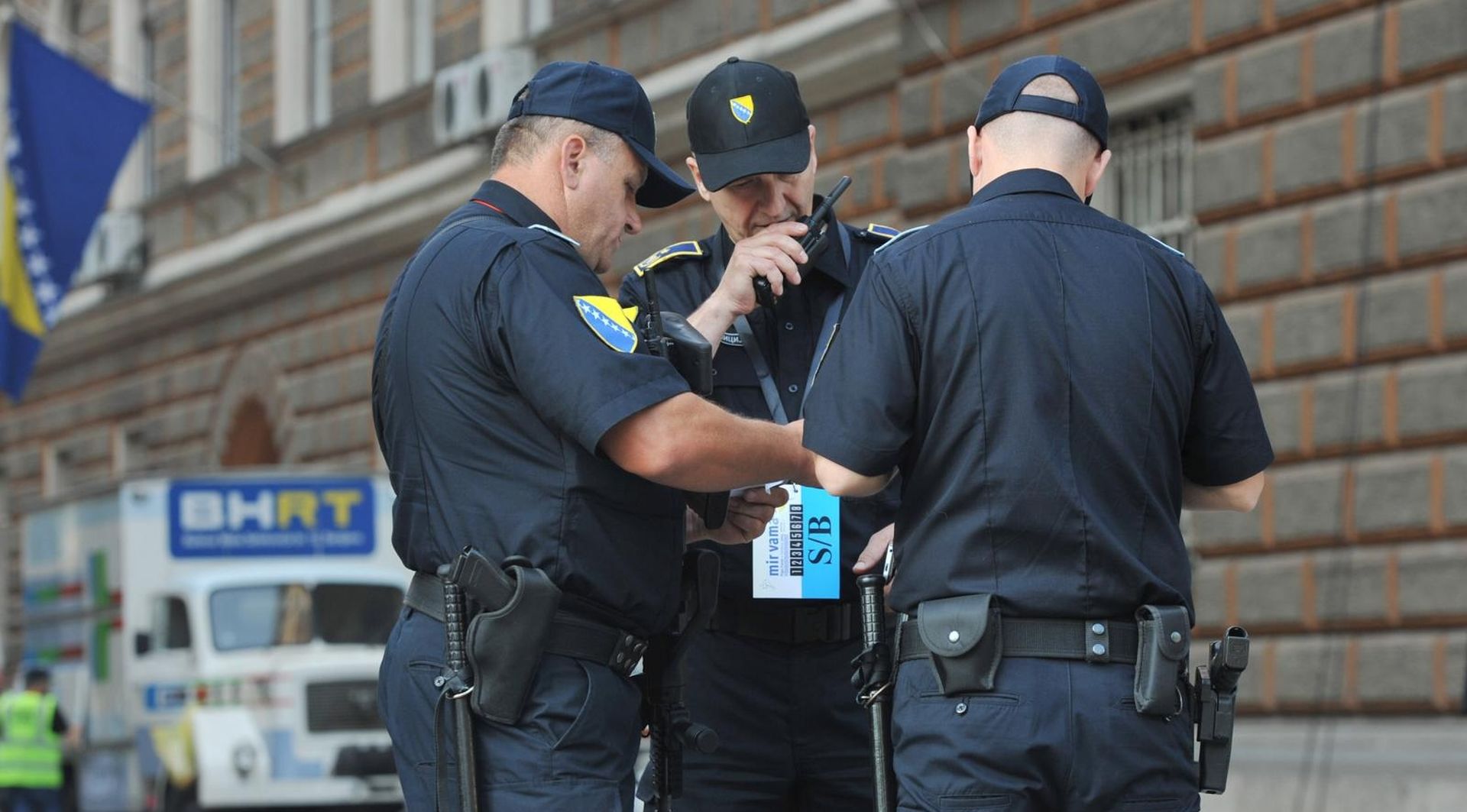 06.06.2015., Sarajevo, Bosna i Hercegovina - Sluzbeni posjet pape Franje Sarajevu. Ovo je treci papinski posjet Bosni i Hercegovini. Prethodni posjeti pape Ivana Pavla II bili su pastoralni dok je posjet pape Franje primarno drzavnicki te ga ocekuje zgusnut raspored s dvosatnim misnim slavljem na stadionu Kosevo. 
Jako osiguranje na sarajevskim ulicama.
Photo: Hrvoje Jelavic/PIXSELL