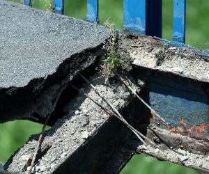 06.06.2019., Zagreb - Na pjesackom Savskom mostu pojavila se velika rupa dugacka gotovo tri metra. Asfalt mosta na kojem se nalaze klupe urusio se na travnatu povrsinu. Photo: Sanjin Strukic/PIXSELL