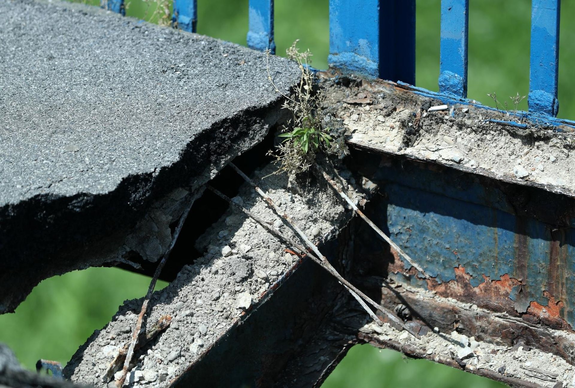 06.06.2019., Zagreb - Na pjesackom Savskom mostu pojavila se velika rupa dugacka gotovo tri metra. Asfalt mosta na kojem se nalaze klupe urusio se na travnatu povrsinu. Photo: Sanjin Strukic/PIXSELL