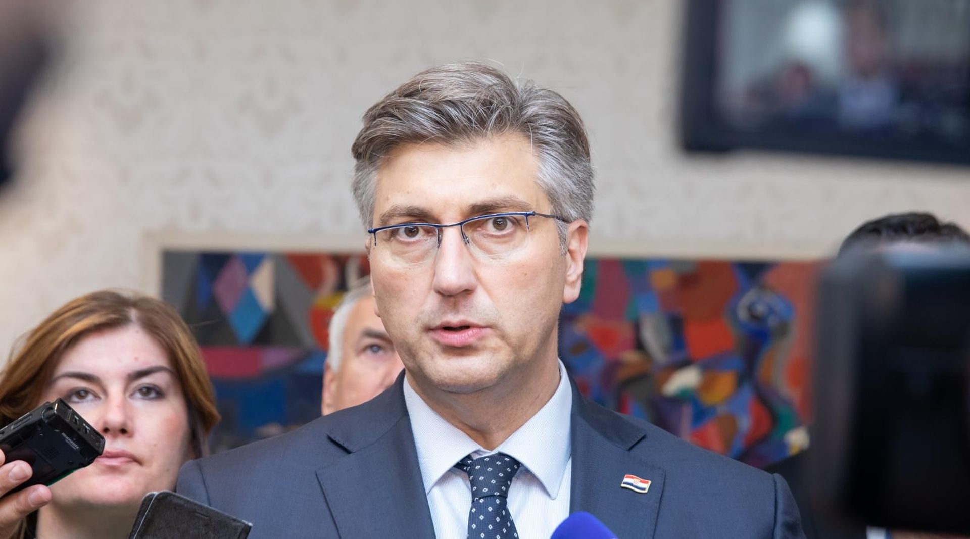 06.06.2019., Dubrovnik- Predsjednik Vlade Andrej Plenkovic dao je izjavu medijima nakon sastanka s predsjednikom Europske komisije Jean-Claudeom Junckerom u Zracnoj luci Dubrovnik i obilaska radova druge faze projekta "Razvoj Zracne luke Dubrovnik", koji se sufinancira bespovratnim europskim sredstvima putem Operativnog programa Konkurentnost i kohezija 2014.-2020. Photo: Grgo Jelavic/PIXSELL