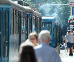 07.06.2019., Zagreb - Primjetivsi da se iz krova tramvaja dimi, vozac sestice zaustavio je tramvaj na stanici prije Svetog Duha gdje su ubrzo nakon toga dosli vatrogasci i sa ZET-ovim radnicima sanirali stetu. Photo: Sanjin Strukic/PIXSELL