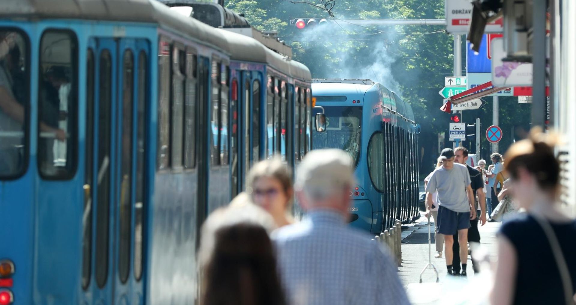 07.06.2019., Zagreb - Primjetivsi da se iz krova tramvaja dimi, vozac sestice zaustavio je tramvaj na stanici prije Svetog Duha gdje su ubrzo nakon toga dosli vatrogasci i sa ZET-ovim radnicima sanirali stetu. Photo: Sanjin Strukic/PIXSELL