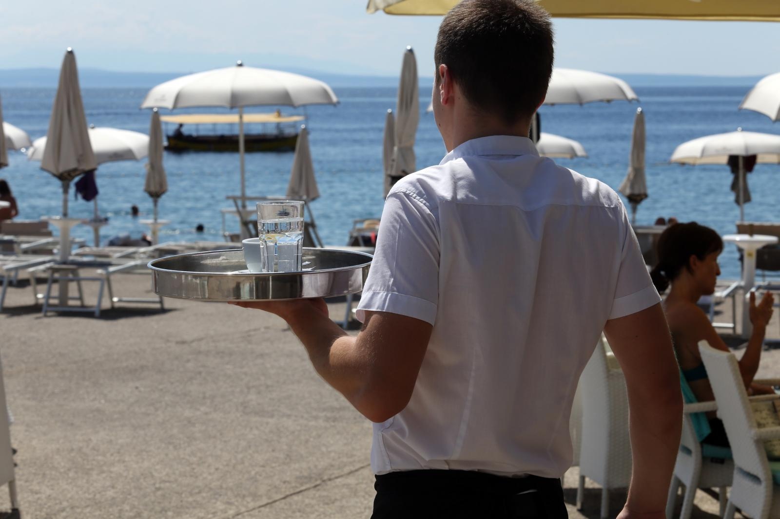Konobari u ugostiteljskim objektima na moru 07.07.2018., Opatija - Konobar u ugostiteljskom objektu na moru. 

Photo: Goran Kovacic/PIXSELL