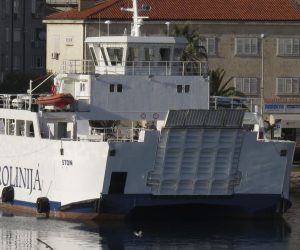 08.04.2014., Makarska - Proljetni motivi grada. Trajekt Ston u gradskoj luci na vezu. 
Photo: Ivo Cagalj/PIXSELL