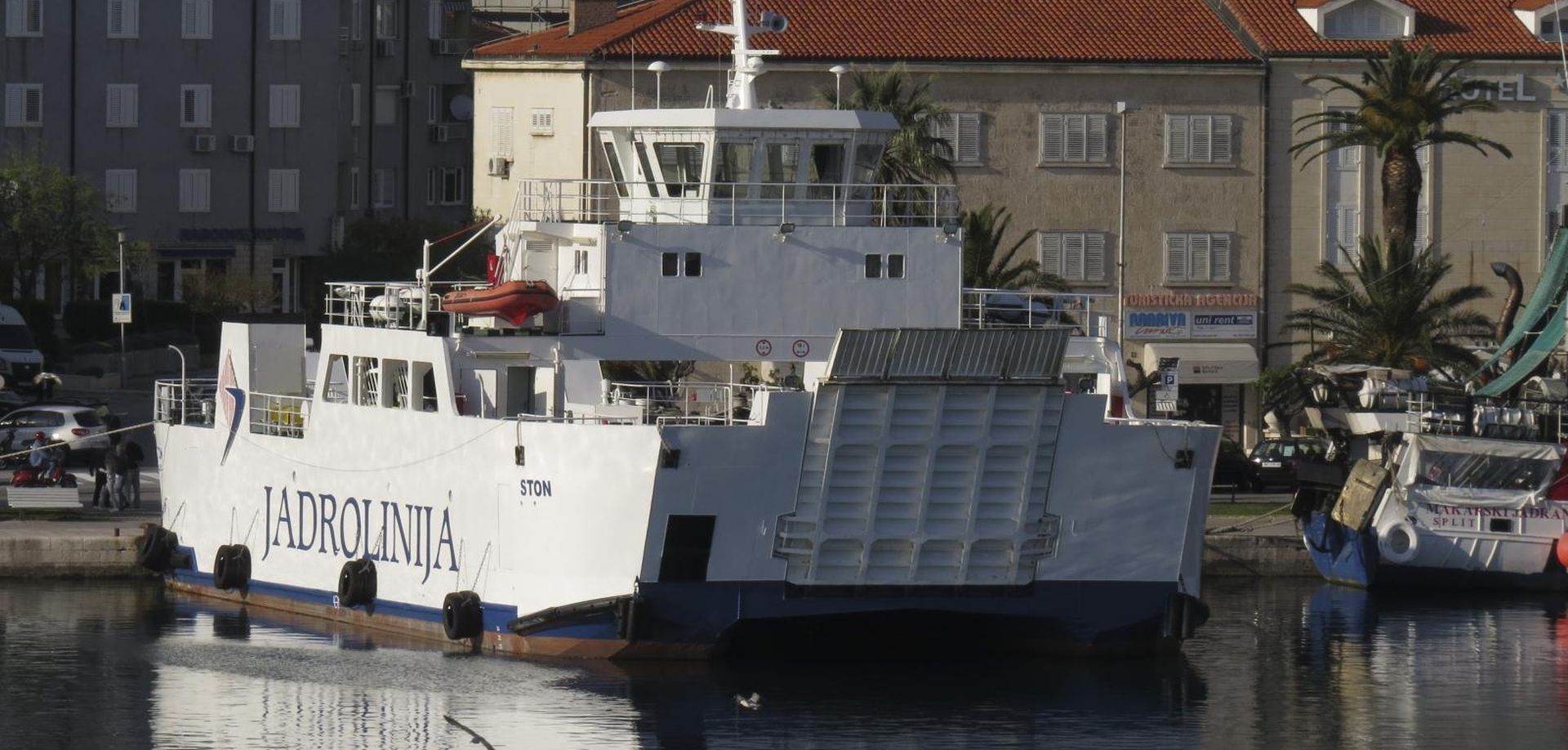 08.04.2014., Makarska - Proljetni motivi grada. Trajekt Ston u gradskoj luci na vezu. 
Photo: Ivo Cagalj/PIXSELL