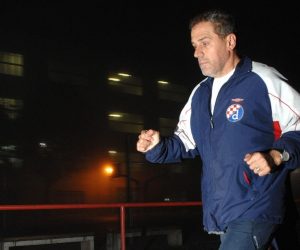 12.11.2008.,Zagreb,Kuslanova - Kao i svako jutro, gradonacelnik Milan Bandic zapoceo je dan u 5:30 trcanjem na igralistu skole u Kuslanovoj. Trideset krugova po atletskoj stazi je sa suradnicima pretrcao za oko sat vremena, a jutarnju tjelovjezbu je zavrsio sklekovima i  igrom sa svojim psima 
Photo: Patrik Macek/Vecernji list