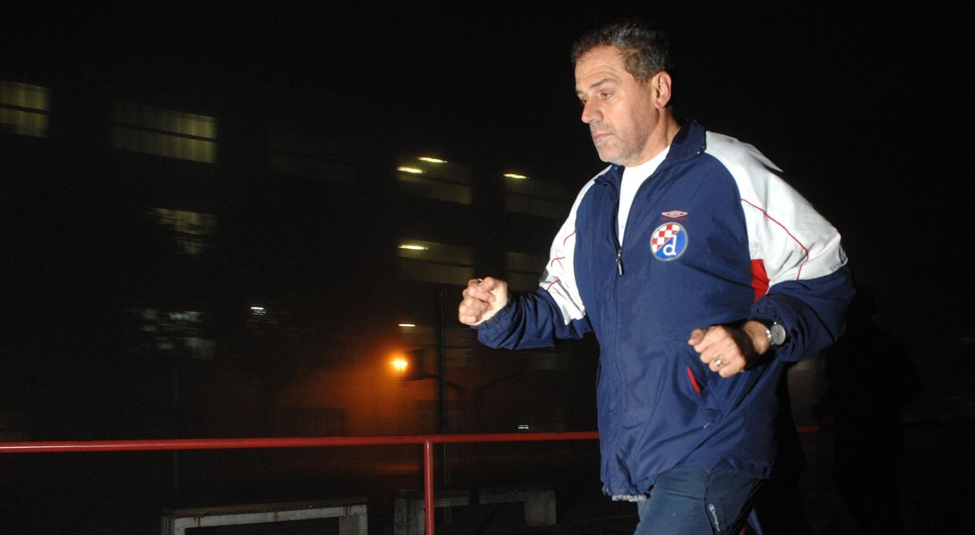 12.11.2008.,Zagreb,Kuslanova - Kao i svako jutro, gradonacelnik Milan Bandic zapoceo je dan u 5:30 trcanjem na igralistu skole u Kuslanovoj. Trideset krugova po atletskoj stazi je sa suradnicima pretrcao za oko sat vremena, a jutarnju tjelovjezbu je zavrsio sklekovima i  igrom sa svojim psima 
Photo: Patrik Macek/Vecernji list