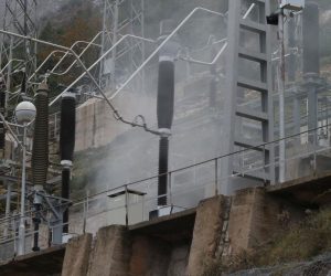 Dubrovnik: Nekoliko osoba prevezeneo u bolnicu zbog požara u HR Plat 10.01.2019., Dubrovnik - Policija i vatrogasci na priloznoj prometnici HE Plat gdje je jutros doslo do pozara. nekoliko osoba je prevezeno u bolnicu. Photo: Ivo Cagalj/PIXSELL