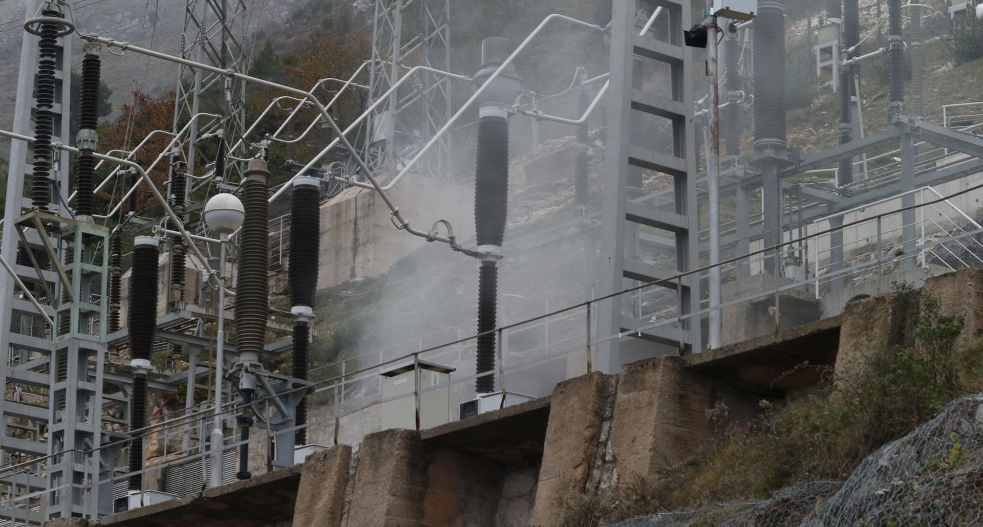 Dubrovnik: Nekoliko osoba prevezeneo u bolnicu zbog požara u HR Plat 10.01.2019., Dubrovnik - Policija i vatrogasci na priloznoj prometnici HE Plat gdje je jutros doslo do pozara. nekoliko osoba je prevezeno u bolnicu. Photo: Ivo Cagalj/PIXSELL