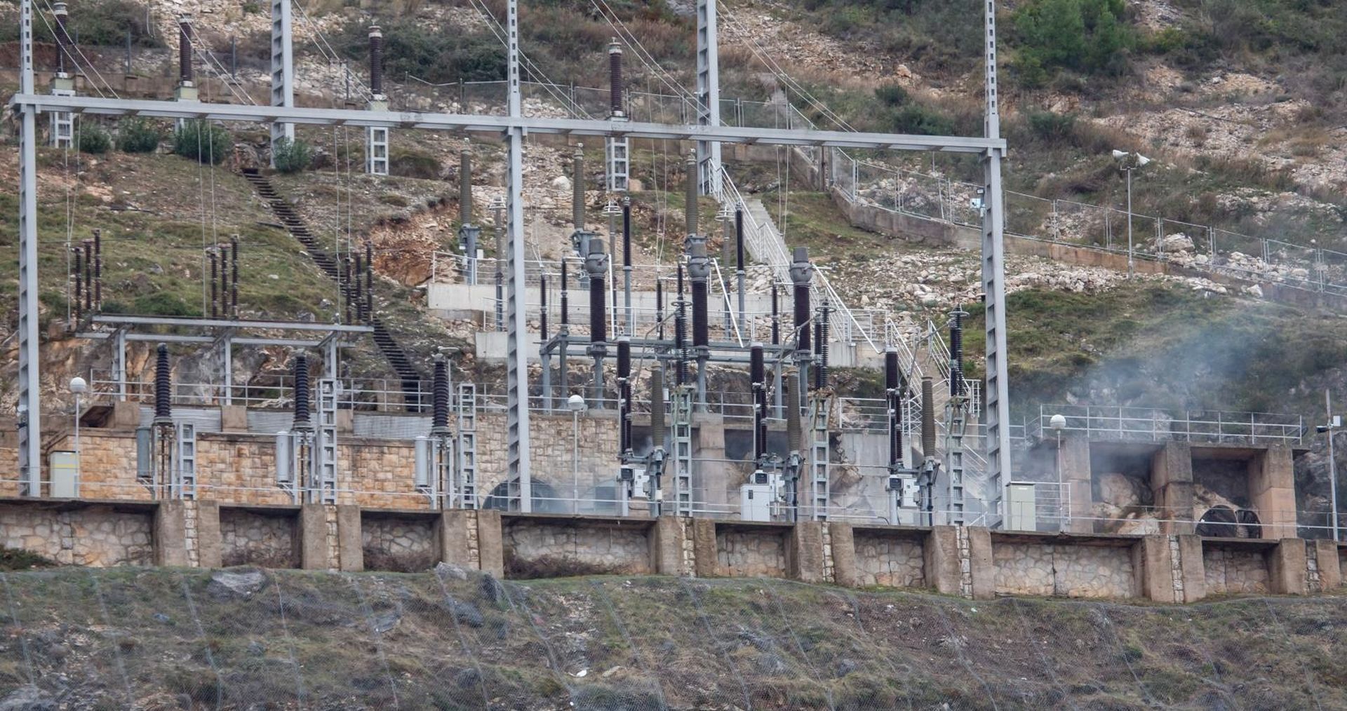 Dubrovnik: Nekoliko osoba prevezeneo u bolnicu zbog požara u HR Plat 10.01.2019., Hidroelktrana Plat, Plat, Zupa dubrovacka - Eksplozija i pozar u hidroelktrani Plat. Nacelnik policije Ivan Pavlicevic potvrdio je da je u odvodnom kanalu pronadjeno bezvotno tijelo jednog od trojice nestalih radnika hidroelektrane kojeg su ronioci izvukli na povrsinu. Za drugom dvojicom jos se traga.
Pozar u hidrocentrali Plat je ugasen. Pretpostavlja se da je uzrok pozara tehnicke naravi, a o uzroku ce vjestacenje provesti centar Ivan Vucetic. Sva trojica djelatnika za kojima se traga su s podrucja Dubrovnika. 
Photo: Grgo Jelavic/PIXSELL