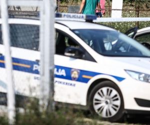 Bunjani: Policija došla zbog prijave obiteljskog nasilja, on ih napao 10.08.2018., Bunjani - Muskarac napao nozem policiju koja je dosla na intervenciju zbog nasilja u obitelji. Upucan je u nogu da se smiri. Photo: Igor Soban/PIXSELL