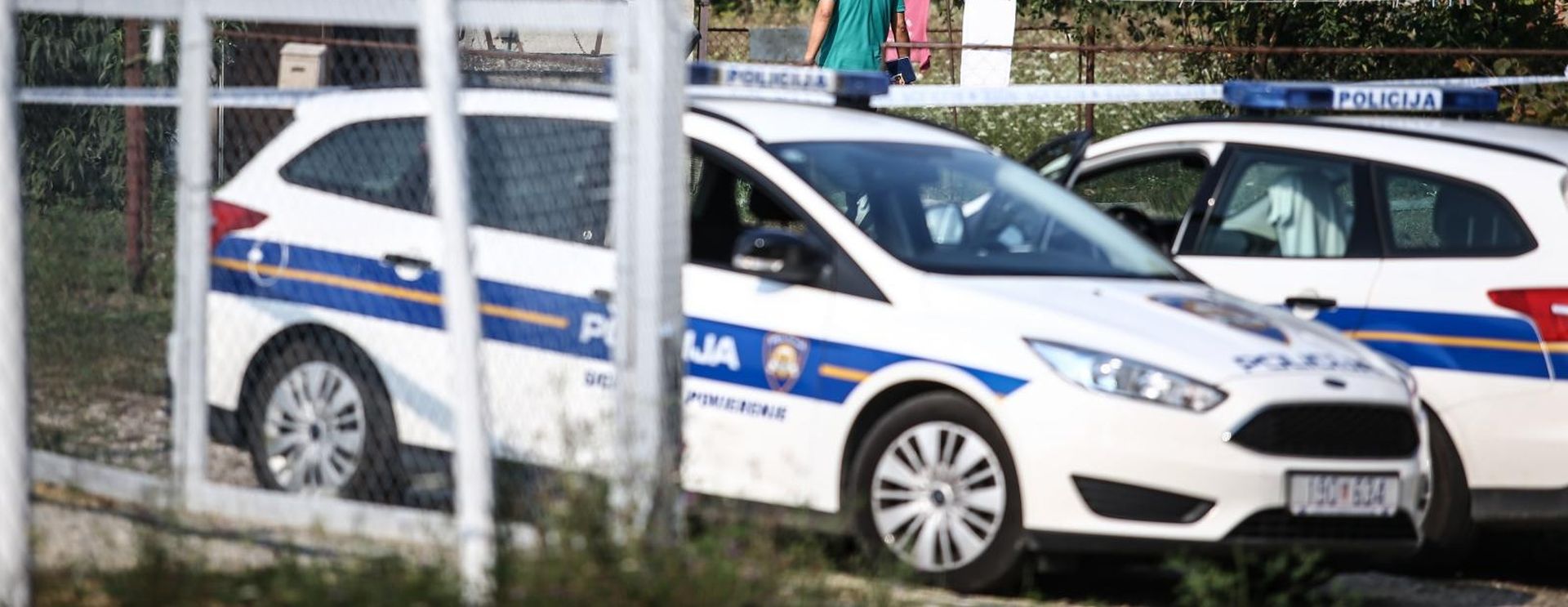 Bunjani: Policija došla zbog prijave obiteljskog nasilja, on ih napao 10.08.2018., Bunjani - Muskarac napao nozem policiju koja je dosla na intervenciju zbog nasilja u obitelji. Upucan je u nogu da se smiri. Photo: Igor Soban/PIXSELL