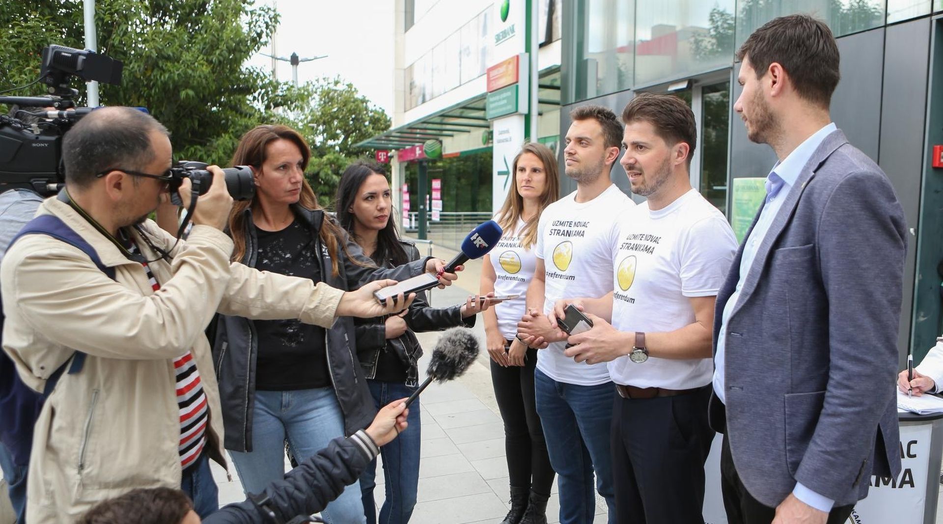 12.05.2019., Tommy, Vukovarska 36, Dubrovnik - Konferencija za medije Zivog zida kojoj su prisustvovali nositelj liste za europarlamentarne izbore Tihomir Lukanic i saborski zastupnik Ivan Pernar, kako bi dali svoju punu podrsku inicijativi "Uzmite novac strankama". Rijec je o inicijativi koja zapocnje danas sakupljanjem  potpisa za raspisivanje referenduma o ukidanju financiranja politickih stranka iz drzavnog proracuna.
Photo: Grgo Jelavic/PIXSELL