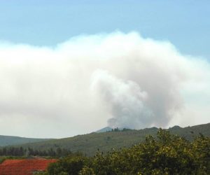 12.08.2012., Pozar koji unistava sumu iznad Komina vidi se iz susjedne Bosne i Hercegovine. Pozar hara od subote ujutro, gasili su ga kanaderi i helikopter. 
Photo: Zoran Grizelj/VLM/PIXSELL