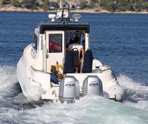 Šibenik: Suradnja pomorske policije i hitne pomoći 12.08.2018., Sibenik - U ljetnoj sezoni suradnja izmedju policije i hitne medicinske pomoci dolazi do pravog izrazaja. Hitna pomoc spasava zivote i pruza pomoc na otocima uz pomoc policijskog glisera. 
Photo: Dusko Jaramaz/PIXSELL