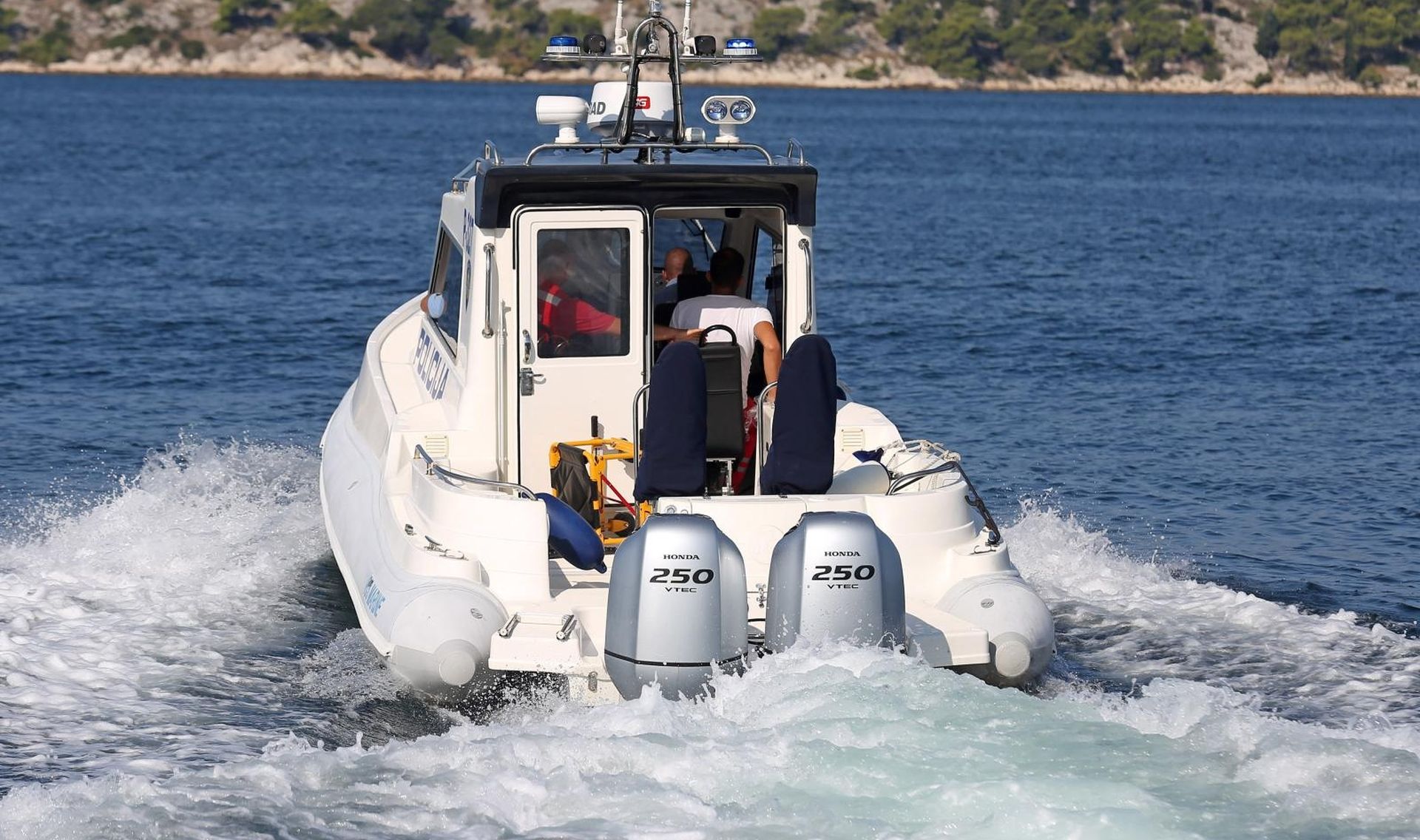 Šibenik: Suradnja pomorske policije i hitne pomoći 12.08.2018., Sibenik - U ljetnoj sezoni suradnja izmedju policije i hitne medicinske pomoci dolazi do pravog izrazaja. Hitna pomoc spasava zivote i pruza pomoc na otocima uz pomoc policijskog glisera. 
Photo: Dusko Jaramaz/PIXSELL