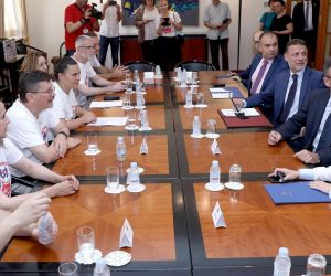 13.06.2019., Zagreb - Predstavnici referendumske inicijative "67 je previse" predali su Hrvatskom saboru 65 kutija u kojima se nalaze 748.624 potpisa za referendum o izmjenama Zakona o mirovinskom osiguranju. Vilim Ribic, predsjednik Sabora Gordan Jandrokovic. Photo: Patrik Macek/PIXSELL