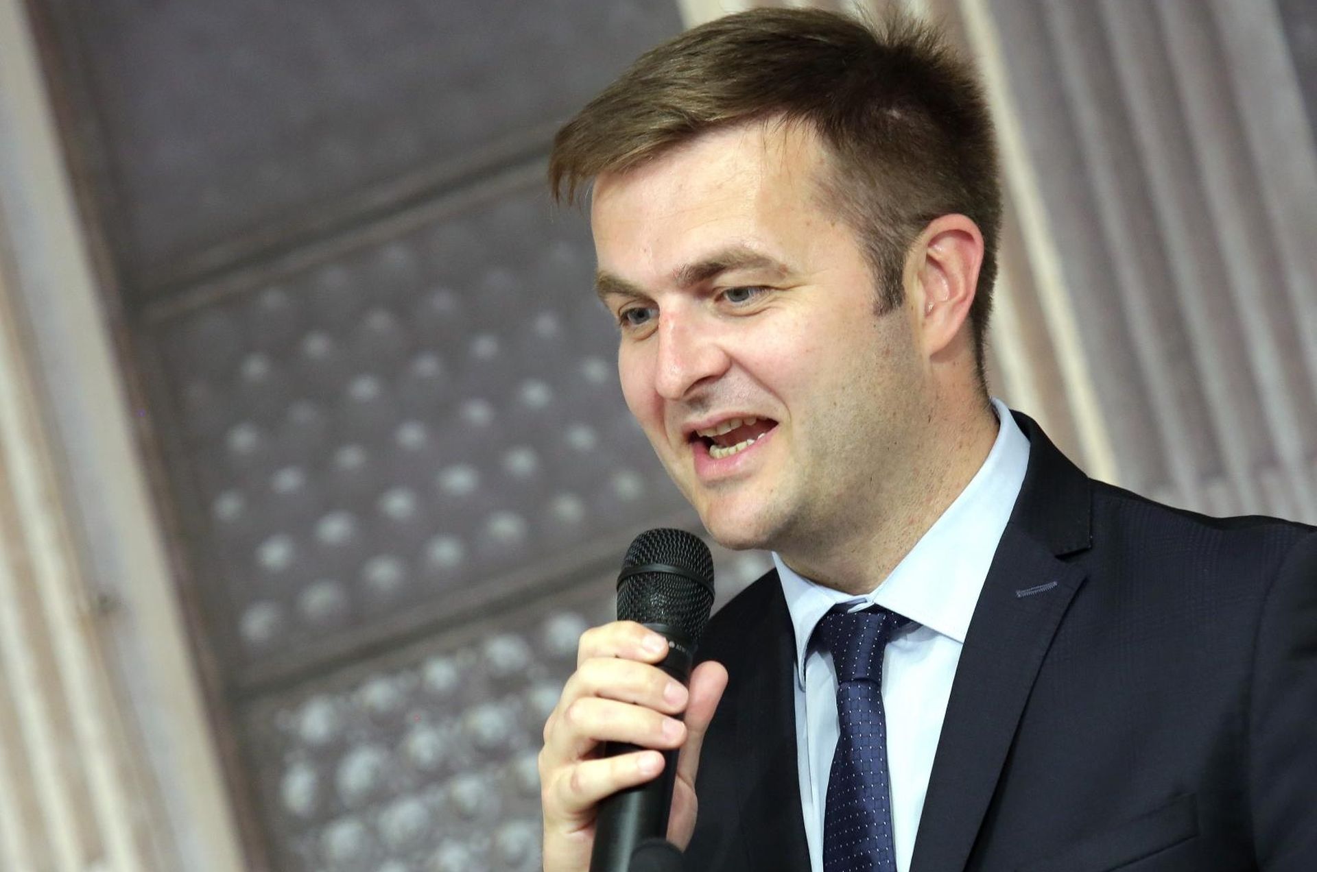 13.06.2019., Sibenik - U Sibeniku je svecano potpisian ugovor za projektiranje i izvodjenje radova izgradnje MBO postrojenja i pratecih objekata Centra za gospodarenje otpadom Bikarac. O projektu Izgradnje Centra za gospodarenje otpadom Bikarac i njegovu znacaju za uspostavu cjelovitog sustava gospodarenja otpadom u Sibensko-kninskoj zupaniji govorili suTomislav Coric, ministar zastite okolisa i energetike,Dubravko Ponos, direktor Fonda za zastitu okolisa i energetsku ucinkovitost,Dr. Zeljko Buric, gradonacelnik Grada Sibenika,Goran Pauk,zupan, Roland Tusar, direktor GH Holding d.o.o. i Robert Podrug, direktor tvrtke Bikarac d.o.o.
Photo: Dusko Jaramaz/PIXSELL