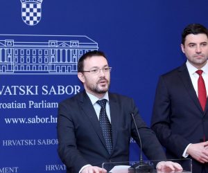 Zagreb: SDP o Interpelaciji o radu Vlade i Dnevniku Anne Frank  14.02.2019., Zagreb - Klub zastupnika SDP-a na konferenciji za novinare u Hrvatskom saboru o Interpelaciji o radu Vlade zbog propale kupnje izraelskih aviona i izbacivanju Dnevnika Anne Frank iz obavezne lektire. Davor Bernardic i Arsen Bauk. 
Photo: Patrik Macek/PIXSELL
