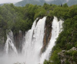 14.05.2019., Plitvicka jezera - Mnostvo turista divi se Velikom slapu koji je nabujao zbog obilnih kisa ovih dana. 
Photo: Boris Scitar/Vecernji list/PIXSELL