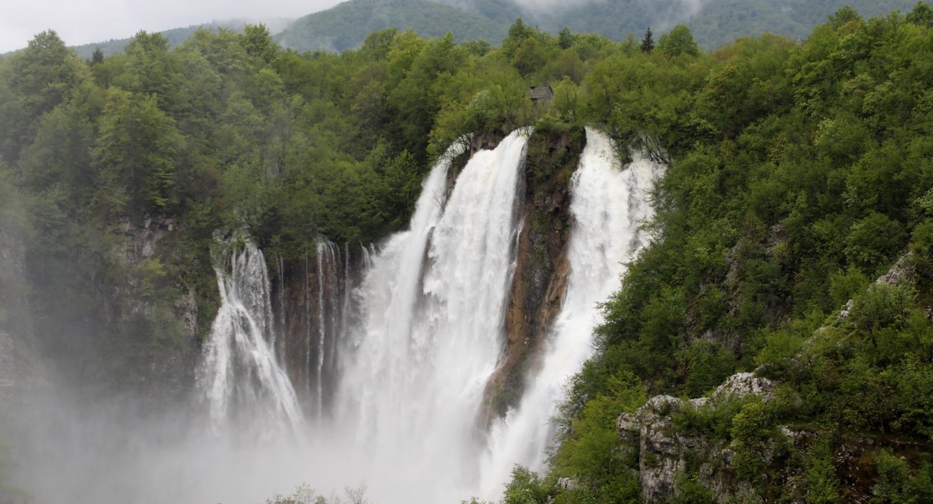 14.05.2019., Plitvicka jezera - Mnostvo turista divi se Velikom slapu koji je nabujao zbog obilnih kisa ovih dana. 
Photo: Boris Scitar/Vecernji list/PIXSELL