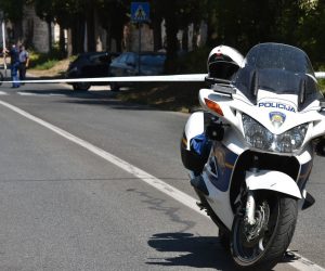 16.08.2017., Pula - Danas od 12.20 sati za sav je promet zatvorena Trscanska ulica u Puli. Policija je zatvorila cestu zbog prometne nesrece u kojoj je ozlijedjen policijski djelatnik. 
Nesreca se dogodila u 12.12 sati kad se iz, za sada neutvrdjenih razloga dogodio sudar izmedju motocikla i osobnog vozila talijanskih registarskih oznaka. U nesreci je ozlijedjen policijski djelatnik koji je upravljao motociklom, te je prevezen u Opcu bolnicu Pula. 
O svemu je obavijesten drzavni odvjetnik, a ocevid je u tijeku. 
Photo: Dusko Marusic/PIXSELL