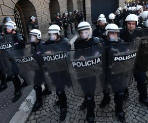 17.03.2019., Beograd - Prosvjednici ispred zgrade Predsjednistva gdje je u podne predsjednik Srbije Aleksandar Vucic odrzao konferenciju za medije. 
Ispred zgrade Predsjednistva postavljena je ograda, koju su prosvjednici ubrzo nakon pocetka Vucicevog govora probili, ali je policija pod punom opremom stala ispred njih. 
Photo: Srdjan Ilic/PIXSELL