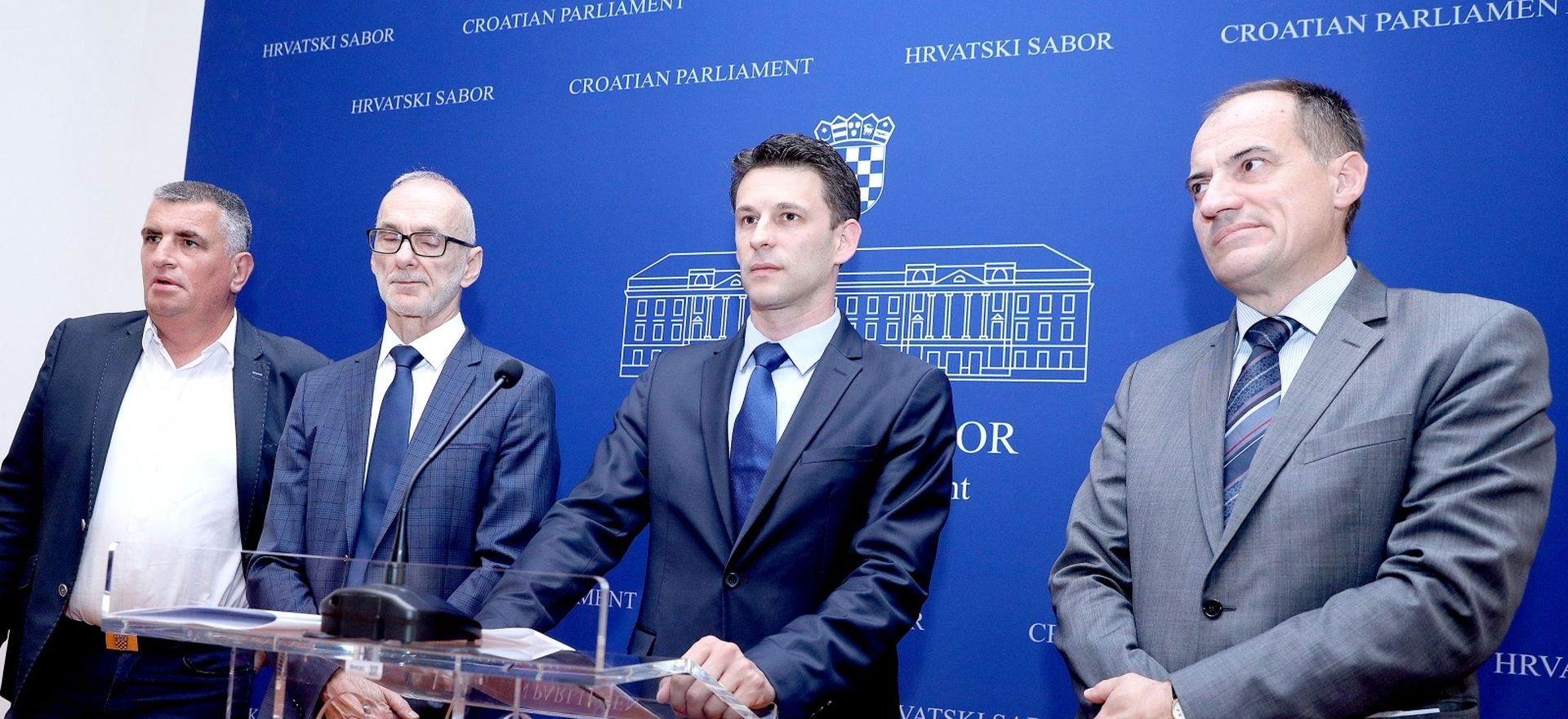 17.06.2019., Zagreb - U Saboru je odrzana konferencija za medije Kluba zastupnika Mosta nezavisnih lista. O temi “Most u Ustav uvodi vodu kao ljudsko pravo” govorili su zastupnici Slaven Dobrovic, Miro Bulj, Robert Podolnjak i Bozo Petrov.
Photo: Patrik Macek/PIXSELL