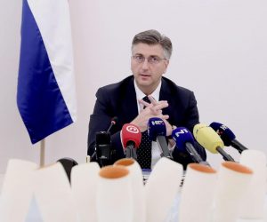 18.06.2019., Zagreb - U Banskim dvorima svecano je u nazocnosti premijera Plenkovica predstavljena obnovljena dvorana Ban Jelacic. U toj dvorani se gotovo 25 godina odrzavaju vladine sjednice te je donesen niz kljucnih odluka u hrvatskoj modernoj povijesti. Tijekom rekonstrukcije u dvorani su otkrivena dva oslika na sjevernom zidu i dijelu istocnoga zida dvorane.
Photo: Patrik Macek/PIXSELL