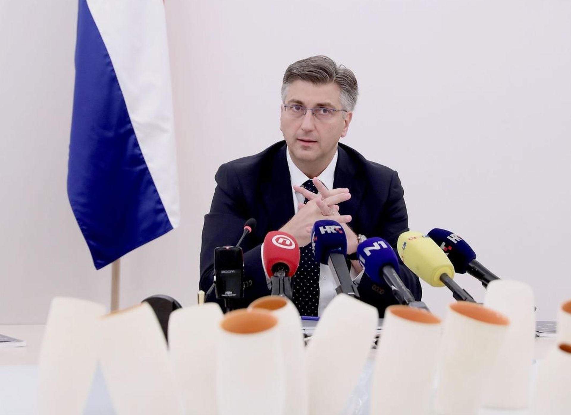 18.06.2019., Zagreb - U Banskim dvorima svecano je u nazocnosti premijera Plenkovica predstavljena obnovljena dvorana Ban Jelacic. U toj dvorani se gotovo 25 godina odrzavaju vladine sjednice te je donesen niz kljucnih odluka u hrvatskoj modernoj povijesti. Tijekom rekonstrukcije u dvorani su otkrivena dva oslika na sjevernom zidu i dijelu istocnoga zida dvorane.
Photo: Patrik Macek/PIXSELL