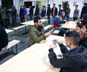 Bihać: Svakodnevni život migranata u prihvatnom centru Bira 21.02.2019., Bihac, Bosna i Hercegovina - U prihvatnom centru "Bira" u Bihacu smjesteno je oko 2000 migranata. U Biri su za migrante osigurani satori i kontejneri prilagodjeni za zimske uvjete. Odmah po dolasku obavlja se lijecnicki pregled, a osigurana su im tri obroka dnevno, deke, higijenske i druge potrepstine. Migrantima je napravljen i mesdzid, mjesto gdje se mogu moliti.
Photo: Armin Durgut/PIXSELL