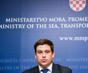 Zagreb: Butković i ravnatelji lučkih uprava potpisali ugovore vrijedne 80 milijuna kn 21.02.2019., Zagreb - Potpisivanje sporazuma i ugovora za dodjelu ukupno 80 milijuna kuna za izgradnju, sanaciju i rekonstrukciju luka. Rijec je o 25 infrastrukturnih projekata u sedam jadranskih 

zupanija. Sporazume su potpisali ministar mora, prometa i infrastrukture Oleg Butkovic i ravnatelji luckih uprava. 

Photo: Josip Regovic/PIXSELL