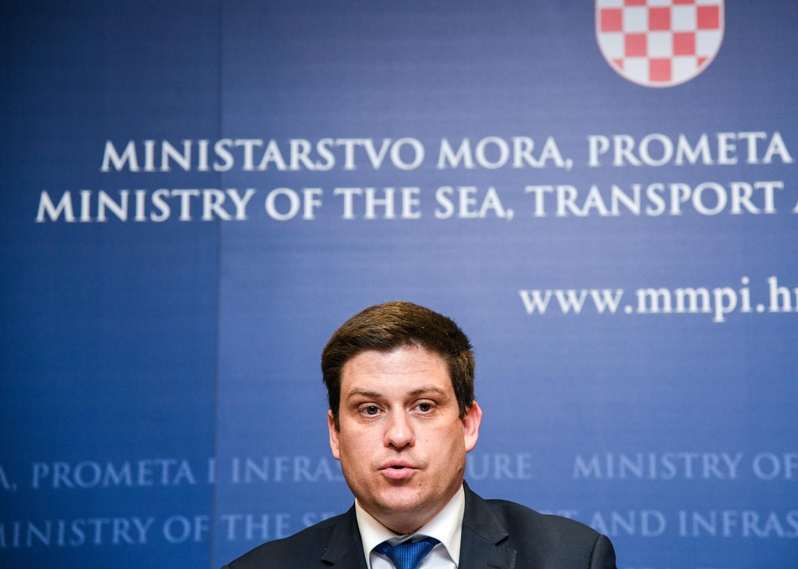 Zagreb: Butković i ravnatelji lučkih uprava potpisali ugovore vrijedne 80 milijuna kn 21.02.2019., Zagreb - Potpisivanje sporazuma i ugovora za dodjelu ukupno 80 milijuna kuna za izgradnju, sanaciju i rekonstrukciju luka. Rijec je o 25 infrastrukturnih projekata u sedam jadranskih 

zupanija. Sporazume su potpisali ministar mora, prometa i infrastrukture Oleg Butkovic i ravnatelji luckih uprava. 

Photo: Josip Regovic/PIXSELL