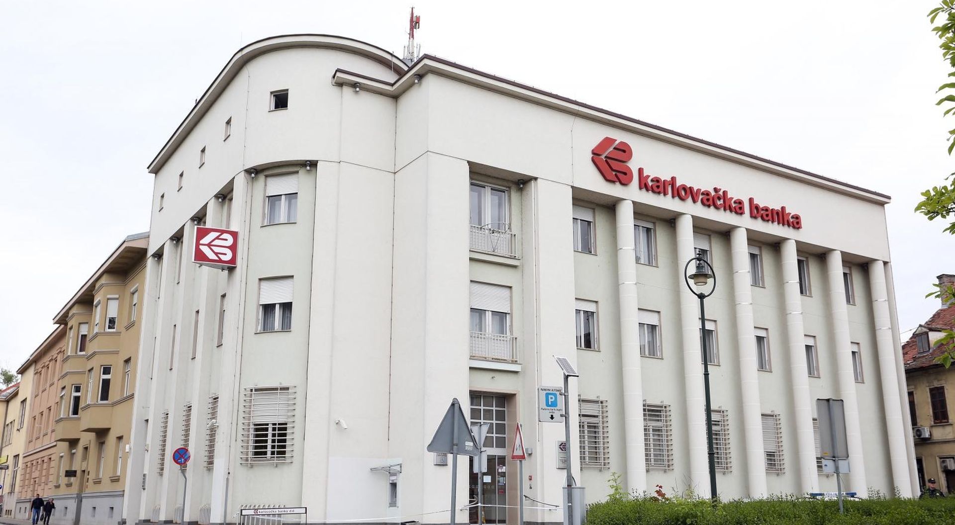 21.05.2019., Karlovac - Jutros oko 11.15 sati zaprimljena je dojava o pljacki Karlovacke banke u strogom centru grada. Prema informacijama policije razbojnistvo je pocinila 1 NN osoba uz prijetnju vatrenim oruzjem. Policijski ocevid na mjestu pljacke.
Photo: Kristina Stedul Fabac/PIXSELL