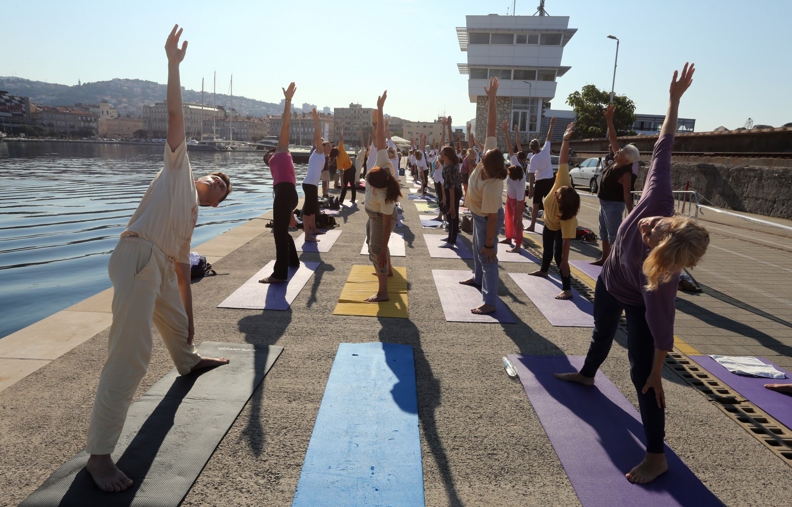 Rijeka: Međunarodni dan yoge obilježen vježbanjem na Mololongu 21.06.2018., Rijeka - Medjunarodni dan yoge obiljezen vjezbanjem na Mololongu.

Photo: Goran Kovacic/PIXSELL
