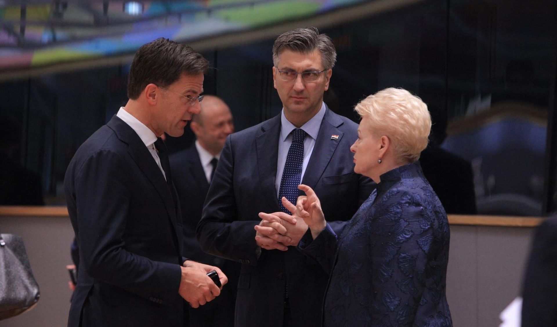 21.06.2019., Bruxelles, Belgija - Hrvatski premijer Andrej Plenkovic razgovara s nizozemskim premijerom Markom Rutteom, poljskim premijerom Mateuszom Morawieckim i predsjednicom Litve Daliom Grybauskaite na pocetku drugog dana sastanka Europskog vijeca, nakon sto vecer ranije premijeri i predsjednici 28 drzava clanica EU nisu uspjeli postici dogovor o tome tko bi trebao naslijediti Jean-Claudea Junckera na celu Europske komisije. Photo: Tomislav Krasnec/PIXSELL