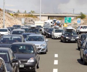 21.08.2017., Pirovac - Zbog velikog pozara dio autoceste A1 je zatvoren te se stvaraju velike guzve. Na nekim dijelovima automobili nisu mogli proci kroz gusti dim te su se okretali i vozili u suprotnom smjeru. Photo: Dusko Jaramaz/PIXSELL