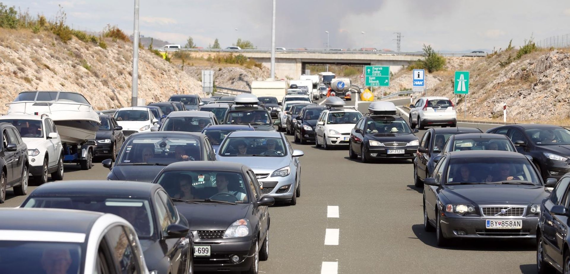 21.08.2017., Pirovac - Zbog velikog pozara dio autoceste A1 je zatvoren te se stvaraju velike guzve. Na nekim dijelovima automobili nisu mogli proci kroz gusti dim te su se okretali i vozili u suprotnom smjeru. Photo: Dusko Jaramaz/PIXSELL