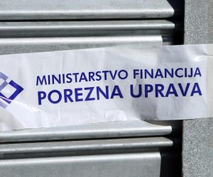21.11.2018., Sibenik - Porezna uprava u Sibeniku je zatvorila na pet dana pekaru Dan i noc sto je vidljivo iz obavijesti o pecacenju i upozorenju, a vlasnik takodjer obavjestava musterije da ce u tom periodu preuredjivati radnju. 
Photo: Dusko Jaramaz/PIXSELL