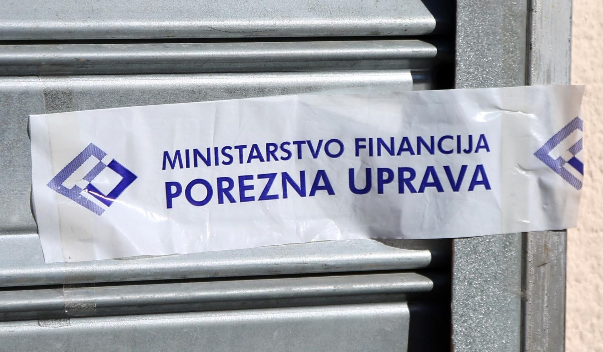 21.11.2018., Sibenik - Porezna uprava u Sibeniku je zatvorila na pet dana pekaru Dan i noc sto je vidljivo iz obavijesti o pecacenju i upozorenju, a vlasnik takodjer obavjestava musterije da ce u tom periodu preuredjivati radnju. 
Photo: Dusko Jaramaz/PIXSELL