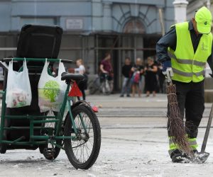 22.05.2018., Zagreb - Nakon sto je pvorka maturanata krenula prema Bundeku djelatnici Cistoce prionuli su ciscenju glavnog gradskog trga. 
Photo: Marko Lukunic/PIXSELL