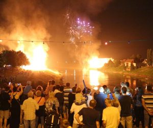 24.06.2017.,  Karlovac - Odrzana tradicionalna manifestacija paljenja Ivanjskih krijesova na obali rijeke Kupe. Pocelo je povlacenjem uzeta na mostu izmedu gradskih cetvrti Gaza i Banija, paljenjem krijesova i vatrometom te zavrsilo koncertom Psihomodo popa.
Photo: Kristina Stedul Fabac/PIXSELL