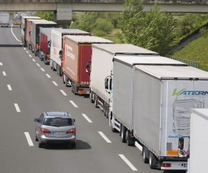 25.04.2017., Bregana - Tegljaci cekaju u koloni za prijelaz slovenske granice. 
Photo: Tomislav Miletic/PIXSELL