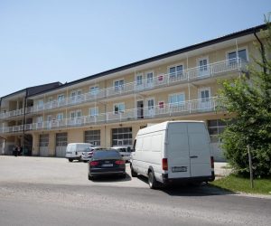 27.06.2019., Zagreb - Gradjani u Novom Petrusevcu prosvjedovali su ispred zgrade u koju zagrebacki gradonacelnik Milan Bandic namjerava useliti 29 socijalno ugrozenih romskih obitelji.
Photo: Davor Puklavec/PIXSELL