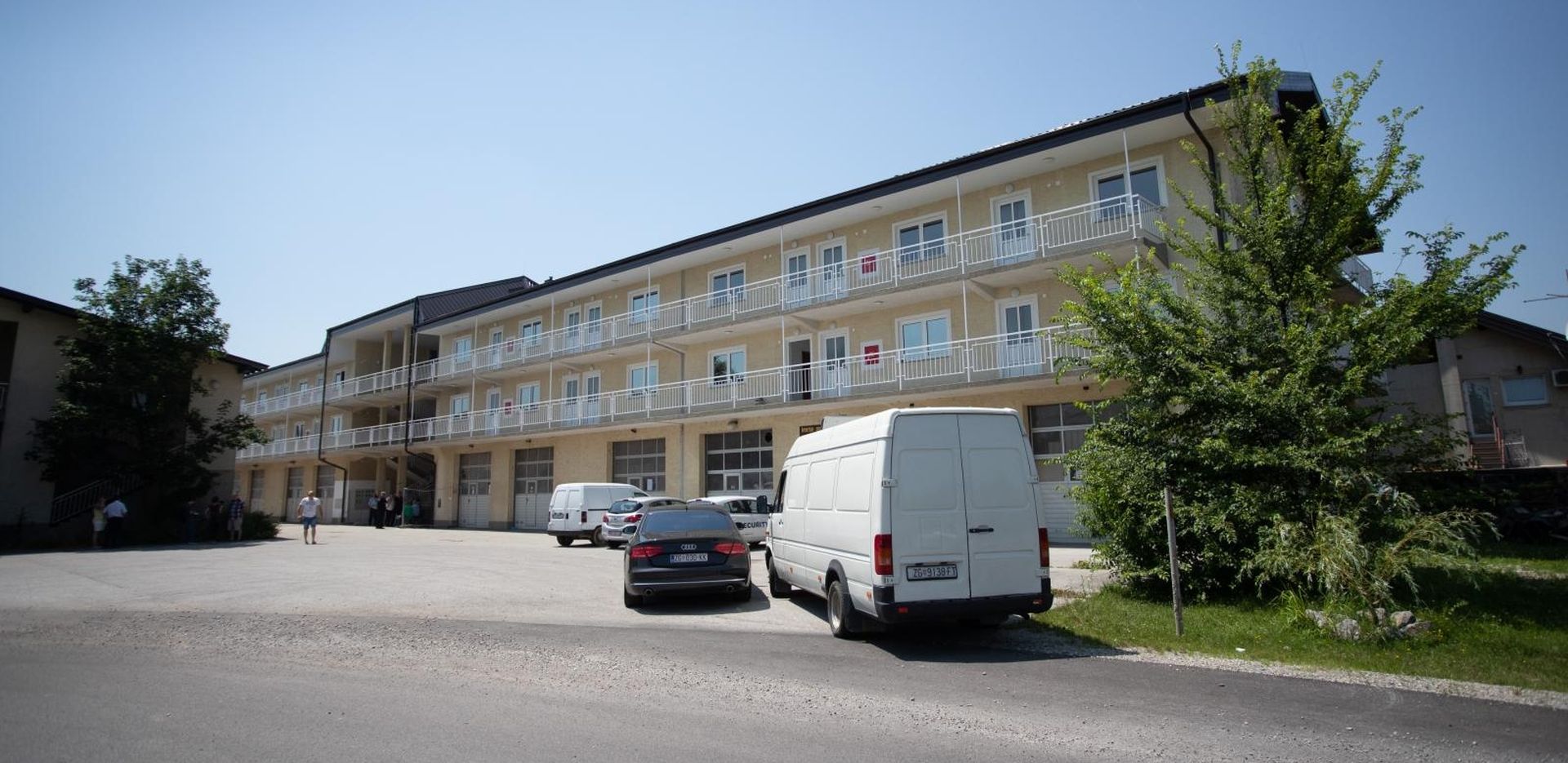 27.06.2019., Zagreb - Gradjani u Novom Petrusevcu prosvjedovali su ispred zgrade u koju zagrebacki gradonacelnik Milan Bandic namjerava useliti 29 socijalno ugrozenih romskih obitelji.
Photo: Davor Puklavec/PIXSELL