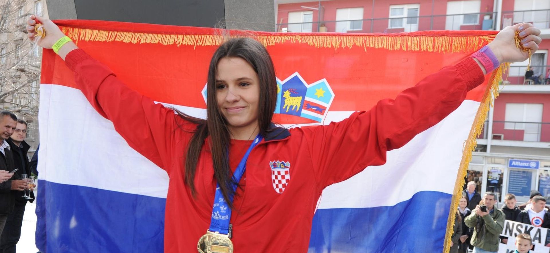 28.03.2014., Knin - Taekwondo klub Knin i Grad Knin priredili su docek svjetskoj juniorskoj prvakinji Matei Jelic. Mlada Kninanjka je na Tajvanu izborila pravo nastupa na Olimpijadi mladih tako sto je osvojila juniorsko svjetsko zlato u kategoriji do 63 kg. Matea Jelic nije izgubila borbu vec pune dvije godine.
Photo: Hrvoje Jelavic/PIXSELL