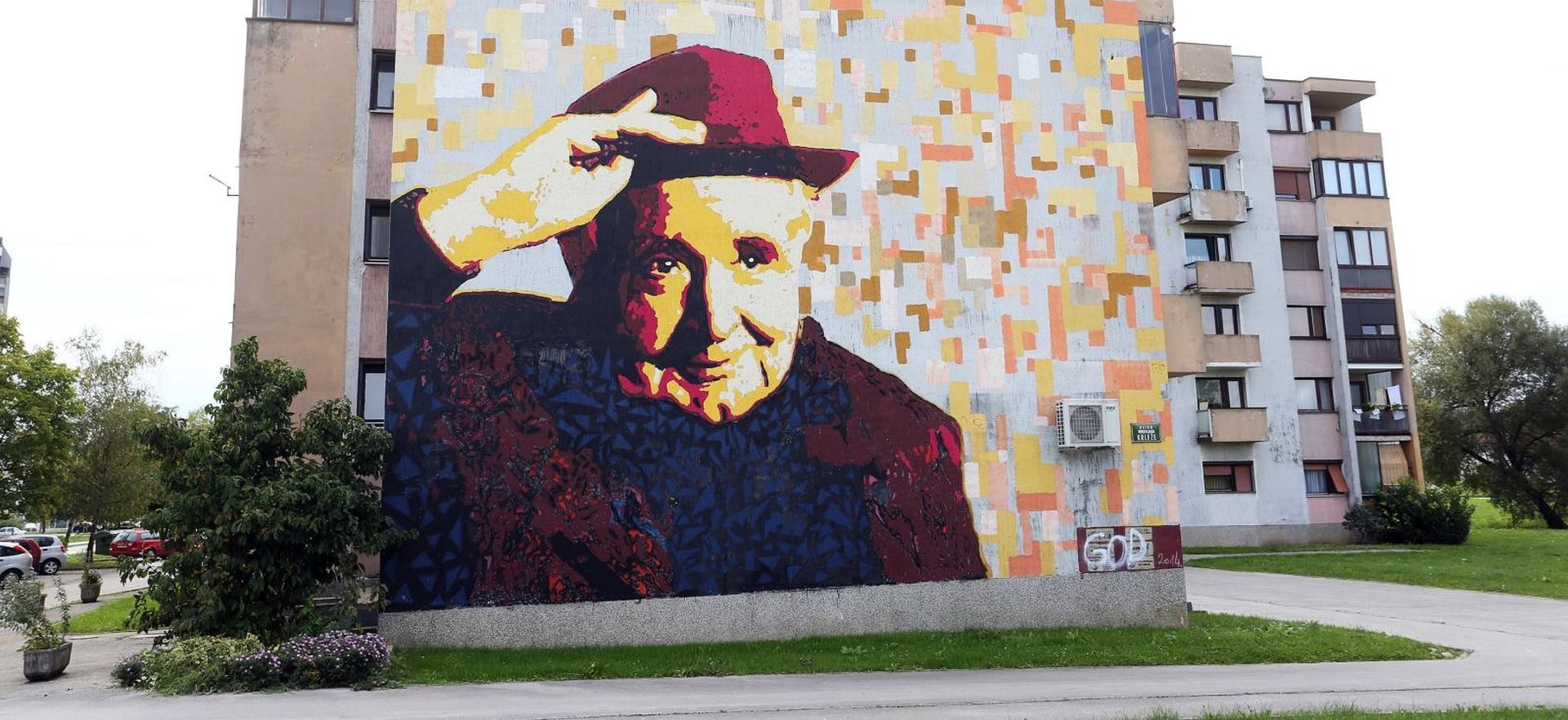 28.09.2015., Karlovac - Mural s likom knjizevnika Miroslava Krleze na stambenoj zgradi u ulici Miroslava Krleze. Autor murala je Leonard Lesic iz Duga Rese, a pokretac projekta je udruga Polka.
Photo: Kristina Stedul Fabac/PIXSELL