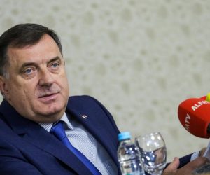 28.05.2019., Sarajevo, Bosna i Hercegovina - 
Predsjedavajuci Predsjednistva Bosne i Hercegovine Milorad Dodik odrzao je konferenciju za medije na kojoj se osvrnuo na izvjestaj Johannesa Hahna te istaknuo kako je izgubljeno nekoliko mjeseci za priblizavaje BiH Europskoj uniji.
Photo: Armin Durgut/PIXSELL