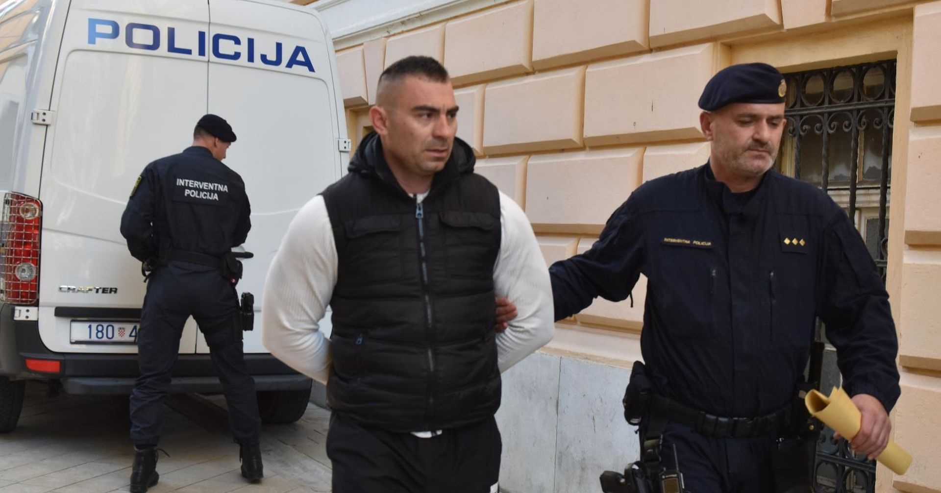 Zadar: Privođenje Darka Kovačevića, Daruvarca sucu istrage 31.03.2019., Zadar - Privodjenje Darka Kovacevica, Daruvarca iz policijske postaje sucu istrage. 
Photo: Hrvoje Jelavic/PIXSELL