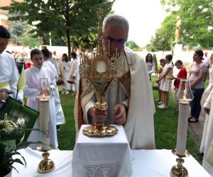 31.05.2018., Zagreb - U crkvi Uznesenja Blazene Djevice Marije na Stenjevcu odrzana je procesija povodom blagdana Tijelova. Misu i pocesiju predvodio je zupnik vl. Vjekoslav Mestric. Photo: Robert Anic/PIXSELL